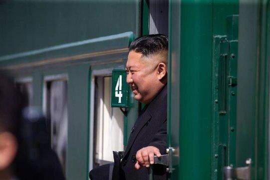 تصاویر ، قطار شخصی کیم جونگ اون وارد روسیه شد ، چه کسانی رهبر کره شمالی را همراهی می نمایند؟