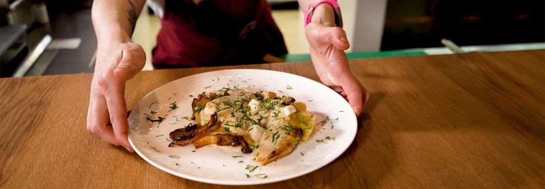 اولین رستوران مستر شف جهان در دوبی راه اندازی شد ، دستور پخت یک غذا از جعبه اسراسرآمیز مستر شف