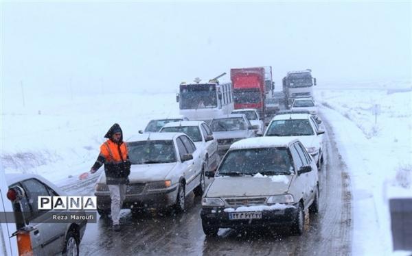 بارش برف و باران در جاده های 10 استان بارش برف و باران در جاده های 10 استان