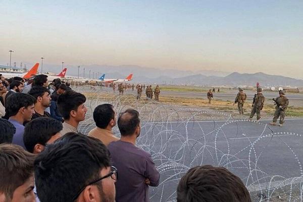 ادامه التهاب در فرودگاه کابل؛ تیراندازی نظامیان آمریکایی ادامه التهاب در فرودگاه کابل؛ تیراندازی نظامیان آمریکایی