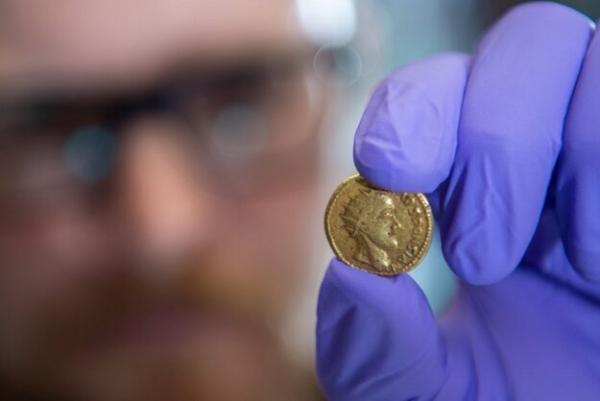 سکه های طلای جعلی، اصل از آب عایدی، مردی که بر معدن طلا حکومت می کرد ، عکس