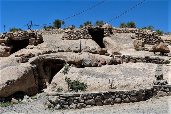 روستایی در ایران که اهالی آن در دل صخره ها زندگی می نمایند